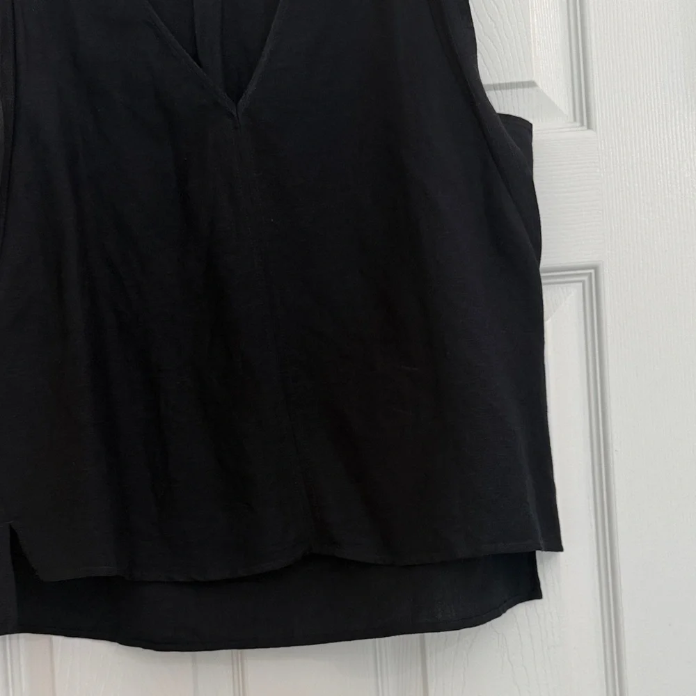 Evereve Black V-Neck Sleeveless Tank Top - Picture 6 of 7
